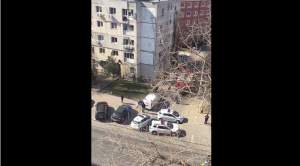 Tânărul care s-a urcat pe acoperișul clădirii din București s-a aruncat în gol! Medicii încearcă să-l salveze / VIDEO
