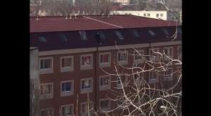 Tânărul care s-a urcat pe acoperișul clădirii din București s-a aruncat în gol! Medicii încearcă să-l salveze / VIDEO
