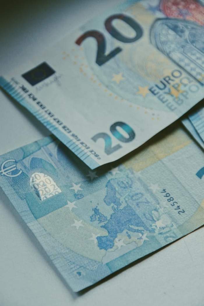 Euro a atins un maxim istoric, pentru a treia zi consecutiv. Cu cât este cotată moneda europeană
