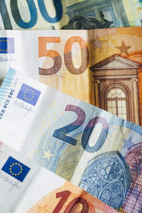 Euro a atins un maxim istoric, pentru a treia zi consecutiv. Cu cât este cotată moneda europeană