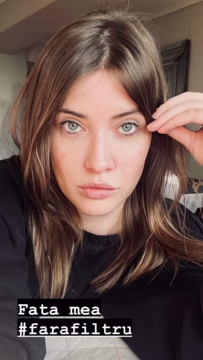 Iulia Albu, selfie acasă, fără machiaj, în bluză neagră