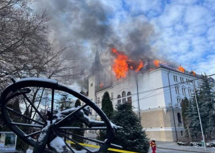 Incendiu puternic în Suceava. Chiar acum arde acoperișul Palatului Administrativ!