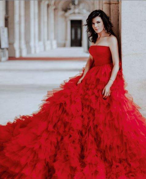 Irina Nicolae cu rochie roșie, lungă.