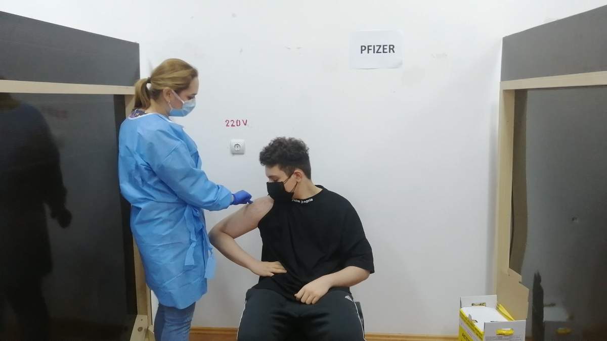 Un adolescent din București la vaccinare anti-COVID-19