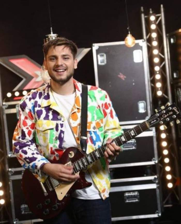 Adrian Petrache în jachetă multicoloră, ședință foto X Factor.