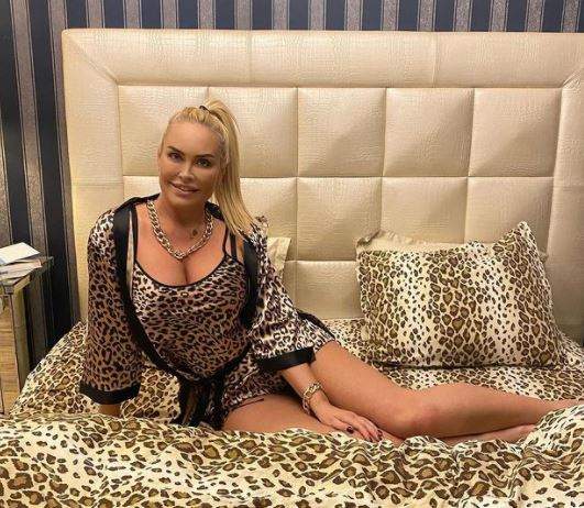 Vica Blochina îmbrăcată în animal print, în pat.