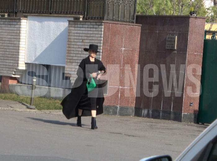 lidia buble imbracata in rochie neagra cu palton si palarie la intalnirea cu cobra tate