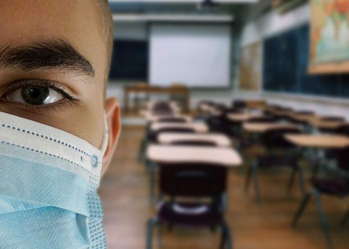 Colaj foto cu un elev care poartă masca de protecție și o sală de curs goală