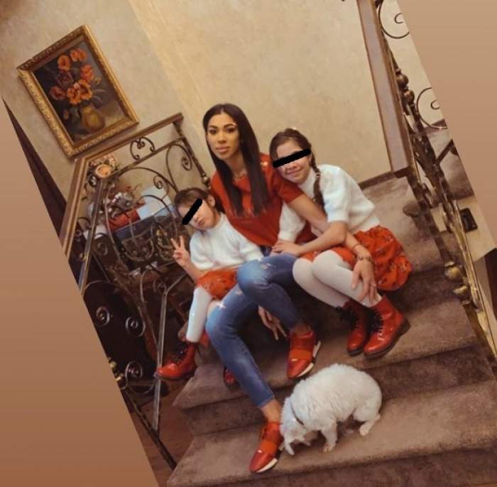 Raluca Pastramă alături de fiicele sale, pe scările casei.