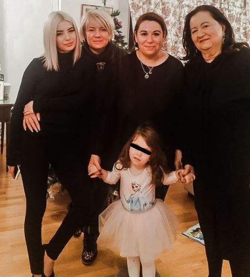 Oana Roman, Catinca Roman, Calina și Mioara, îmbrăcate în negru.