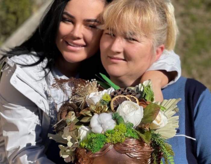 Carmen de la Sălciua si mama ei cu o vaza plina de flori in brate