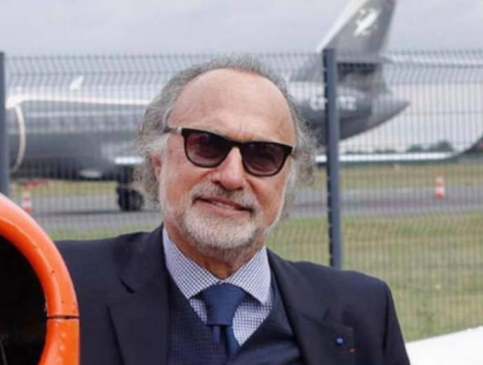 Olivier Dassault imbracat la costum cu ochelari la ochi