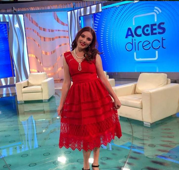 vulpita in rochie rosie la acces direct