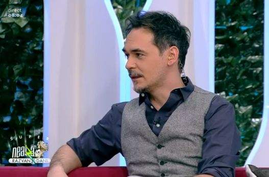 Răzvan Simion, în cămașă și vestă, la Antena 1