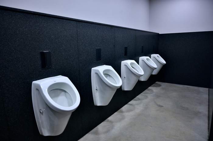 mai multe toalete pentru bărbati in baie