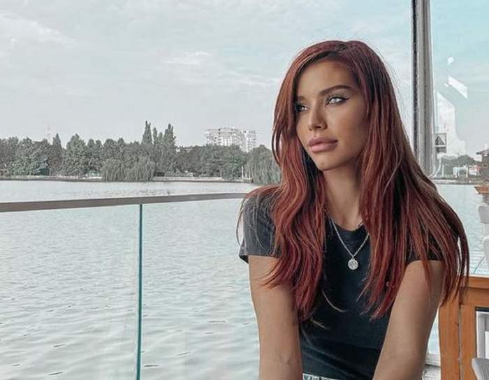 Carmen Grebenișan se află pe un vapor. Vedeta privește la apă și poartă un tricou negru.