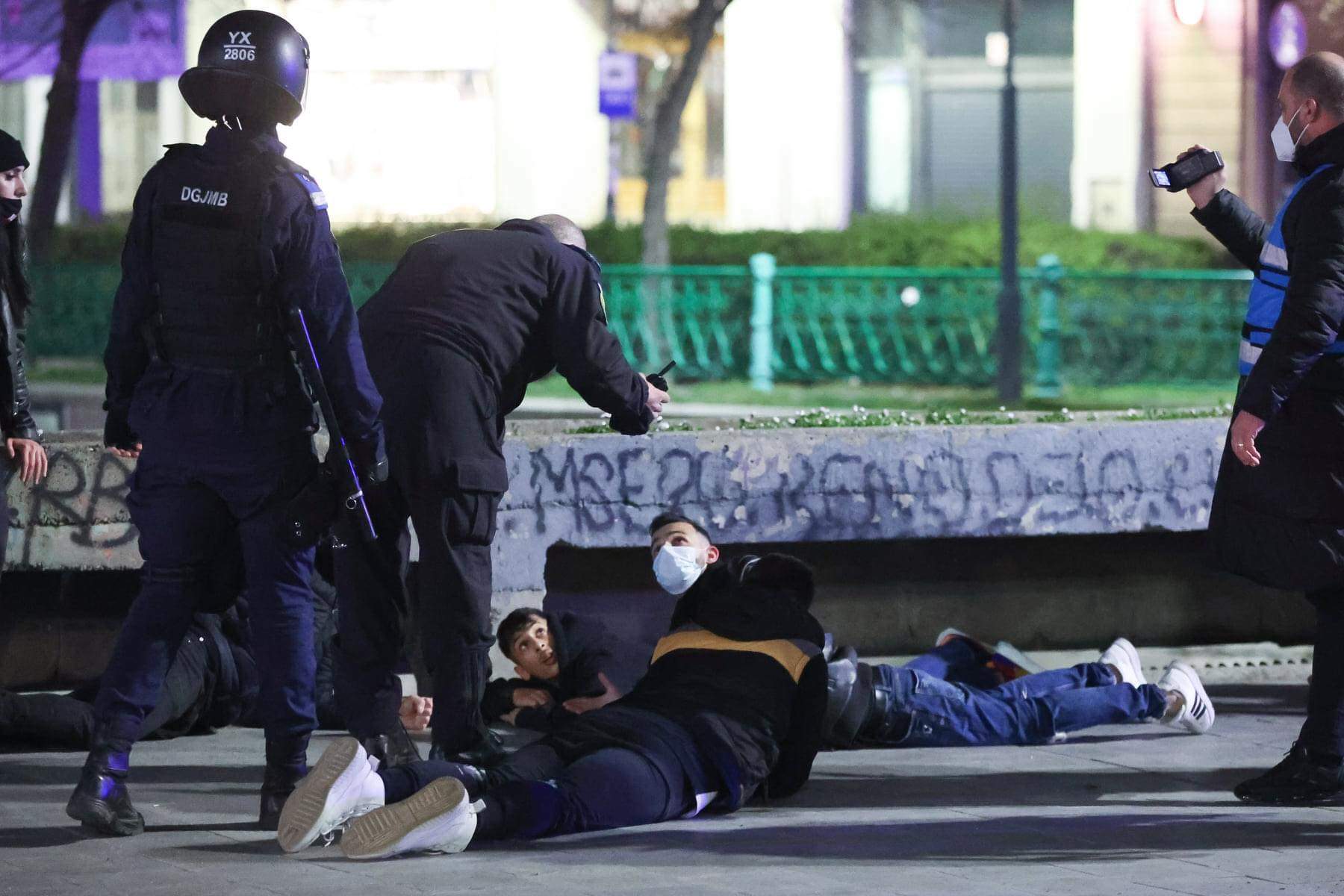 A patra seară de proteste anti-restricții. Numărul de participanți a scăzut semnificativ