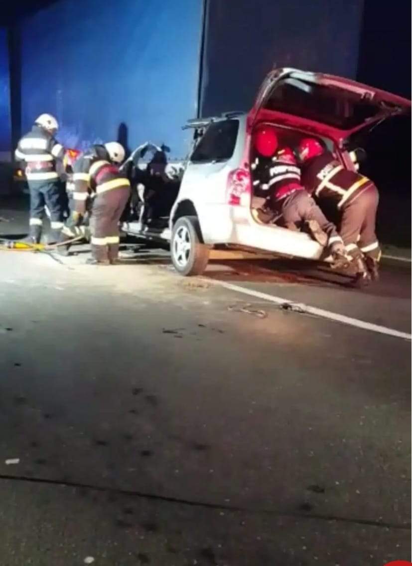Accident grav în Galați. Patru oameni au murit după ce mașina în care se aflau a intrat sub un TIR / FOTO