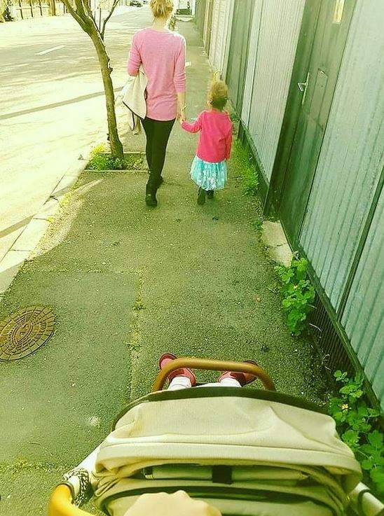 Florin Dumitrescu o plimbă pe mezina familiei cu căruciorul de bebeluși. Soția lui o ține de mână pe cealaltă fiică și merg pe stradă cu toții.