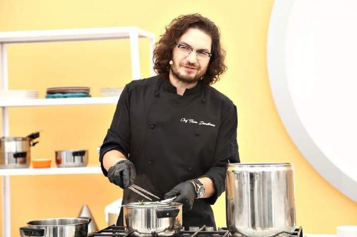 Florin Dumitrescu e în bucătăria de la Chefi la cuțite. Juratul poartă uniformă neagră de bucătar și gătește.