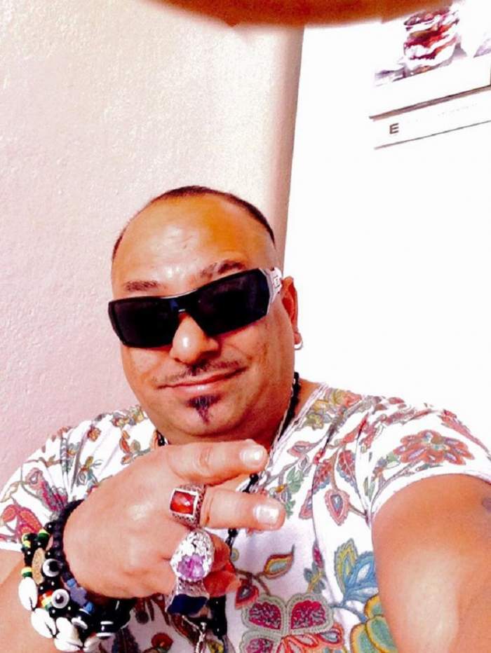 Romeo Fantastik, în tricou colorat, cu ochelari de soare