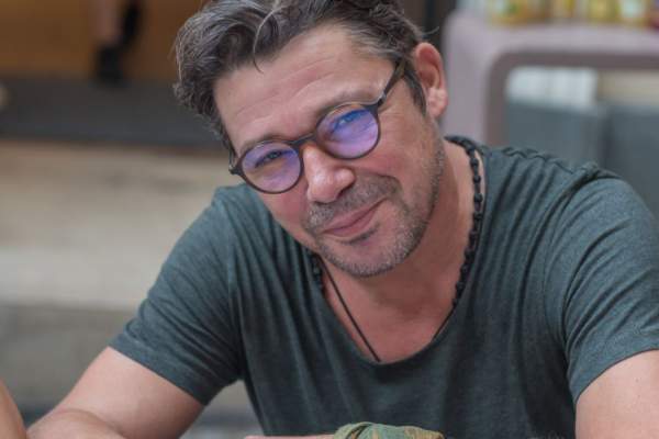 Cristi Iacob, secretul unei căsnicii de durată. Juratul „Te cunosc de undeva” și soția lui sunt împreună de 12 ani: „Suntem doi tâmpiți care se iubesc”