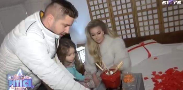 Roxana Vașniuc, iubitul și fiica ei mănâncă în pat