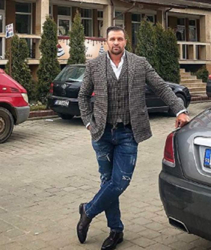 Alex Bodi, îmbrăcat elegant, lângă mașină