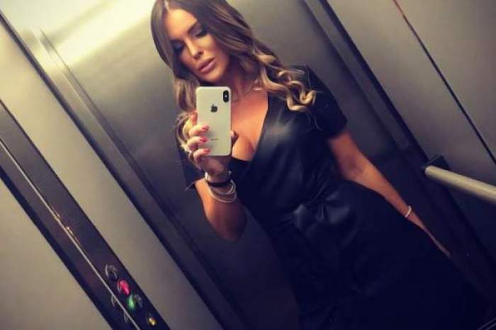 Denisa Nechifor, fotografie în oglindă, îmbrăcată în rochie neagră
