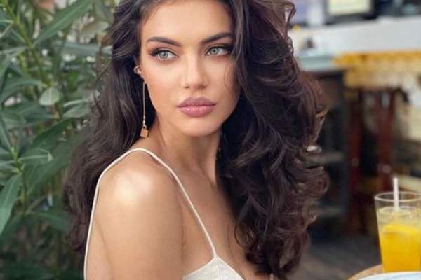 Cristina Ich și-a scos carnetul de note la înaintare. Cu ce rezultate se laudă iubita lui Alex Pițurcă: ”Mi-a stricat toată media” / FOTO