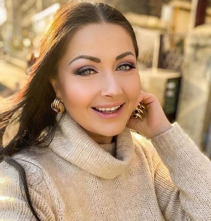 Gabriela Cristea își face un selfie. Vedeta e îmbrăcată într-un pulover crem, iar la urechi poartă niște cercei mari, aurii. Soția lui Tavi Clonda zâmbește larg.