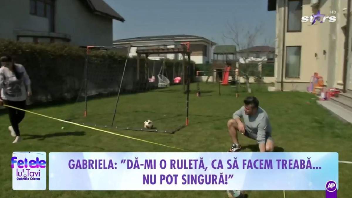 Gabriela Cristea și Tavi Clonda fac măsurători în curte pentru a realiza schița piscinei. Cei doi se folosesc de o ruletă și se află pe gazon.