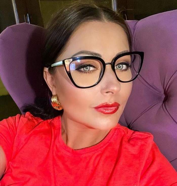 Gabriela Cristea își face un selfie. Vedeta poartă ochelari de vedere și un tricou roșu.