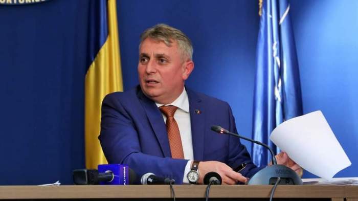 Lucian Bode, gesticulând în timpul unei ședințe, cu câteva foi în mână