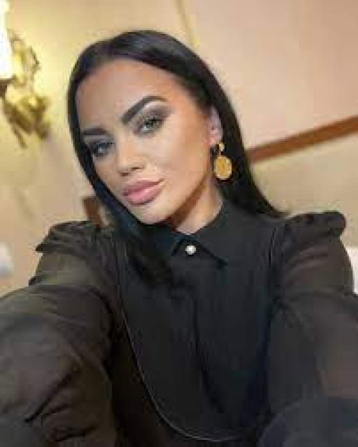 Carmen de la Sălciua, selfie acasa, în rochie neagră