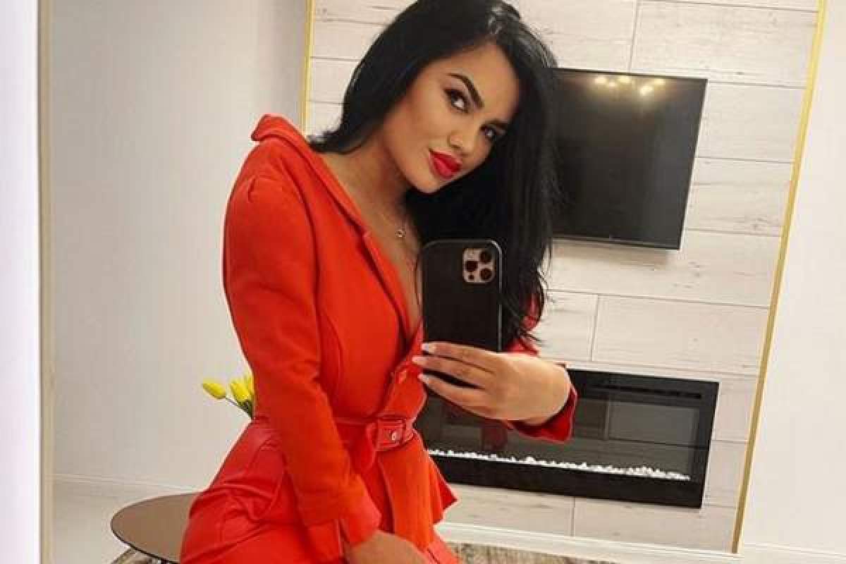 Carmen de la Sălciua, selfie în oglindă, în rochie roșie