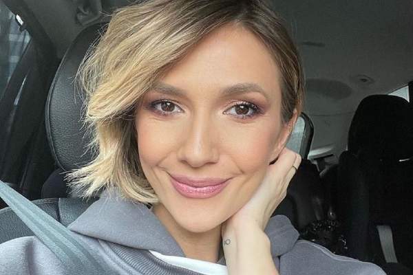 Adela Popescu, imagini de colecție cu părinții săi. Vedeta seamănă leit cu ei! / FOTO