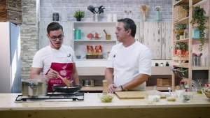 Sorin Bontea și Ionuț Belei au făcut echipă în bucătărie! Juratul și câștigătorul Chefi la cuțite au pregătit un meniu delicios / FOTO