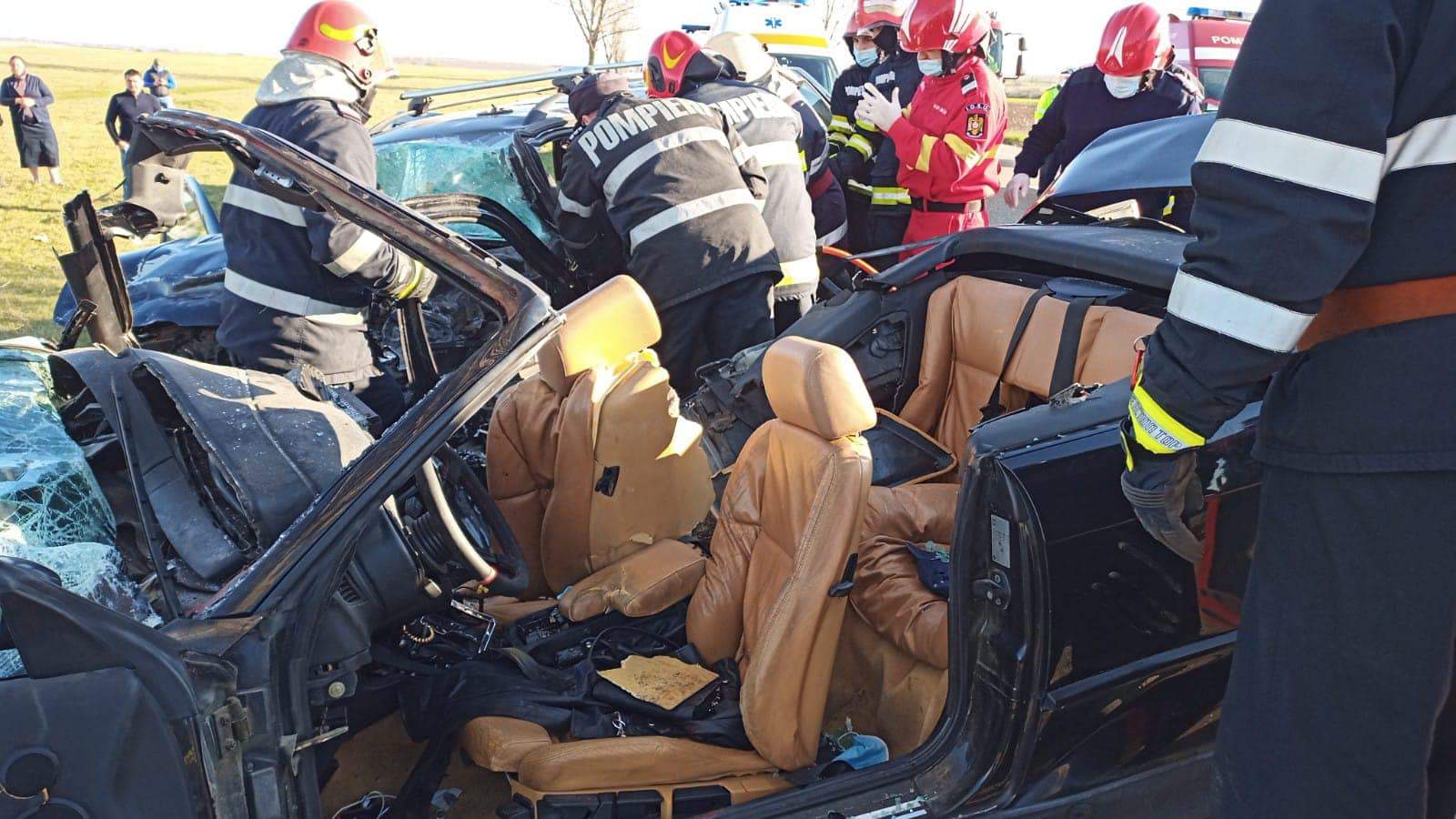 Accident grav în Bacău. Trei oameni au murit, iar doi au fost grav răniți / FOTO