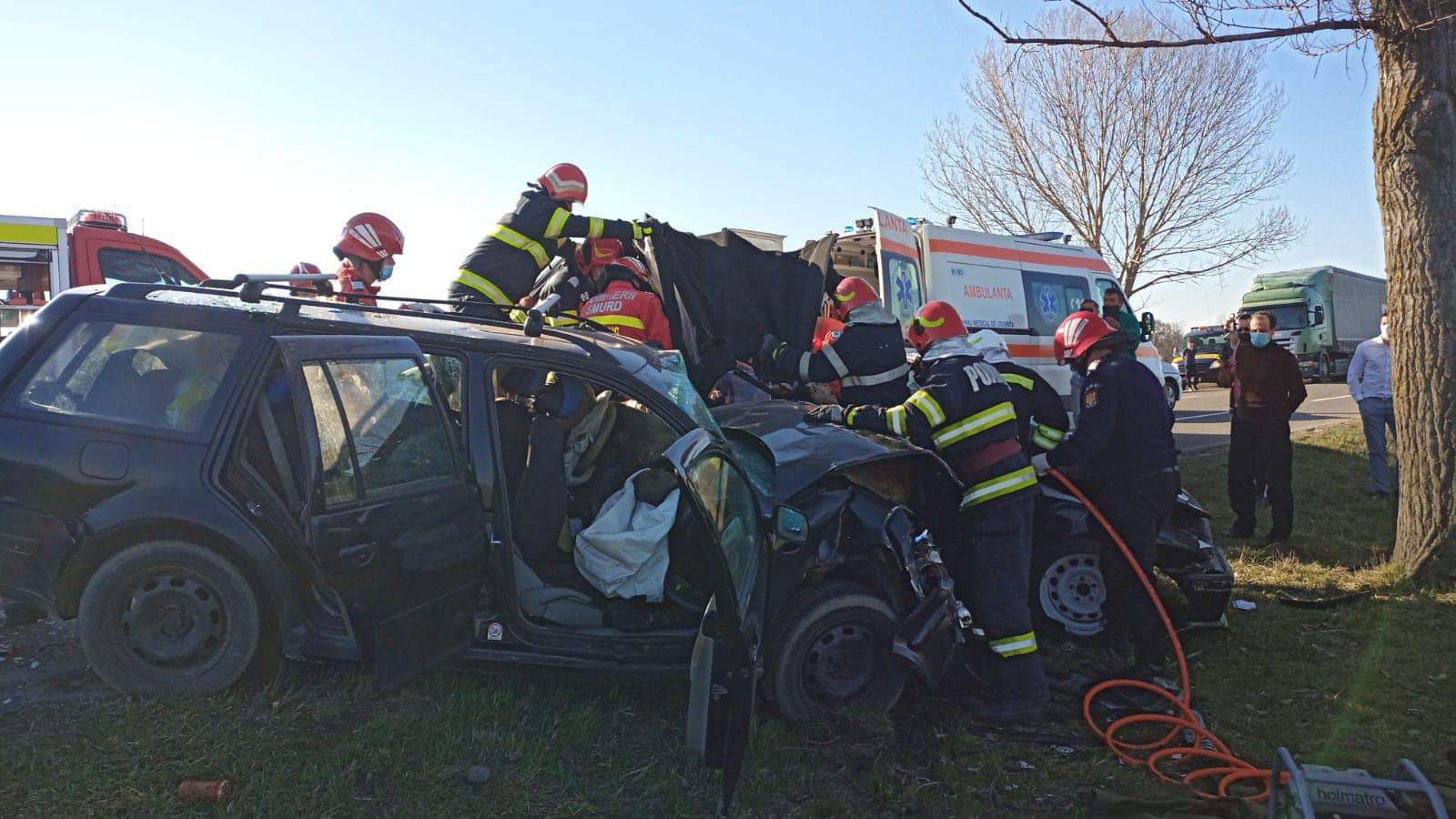 Accident grav în Bacău. Trei oameni au murit, iar doi au fost grav răniți / FOTO