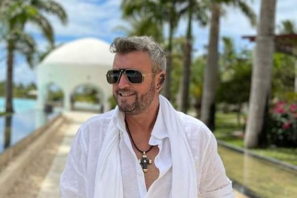 Cătălin Botezatu a dat luxul pe sălbăticie. Designerul se bucură de peisaje incredibile în savana din Kenya / FOTO