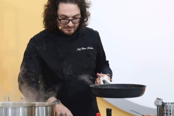 Florin Dumitrescu și-a lansat primele cărți prin tehnologia NFT! Răzvan Munteanu l-a ajutat pe juratul de la Chefi la cuțite / FOTO