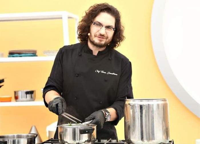 Florin Dumitrescu e în bucătăria de la Chefi la cuțite. Juratul poartă uniformă neagră de bucătar și gătește.