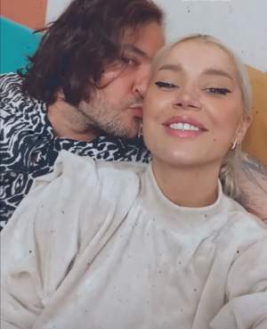 Alina Ceușan și Raul Tisa, sărut pătimaș pe internet. Imagine rară cu cei doi soți în tandrețuri / FOTO