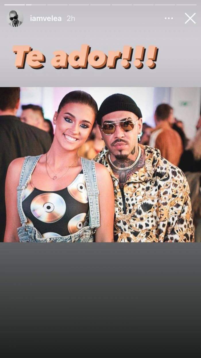 Antonia și Alex Velea sunt la o petrecere. Ea poartă o salopetă de blugi, iar el un hanorac cu animal print. Artistul îi spune cântăreței, pe Instagram, că o adoră.