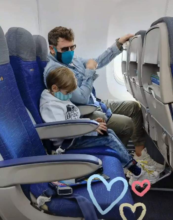 Soțul Alinei Pușcaș, alături de micuțul Alex, în avion