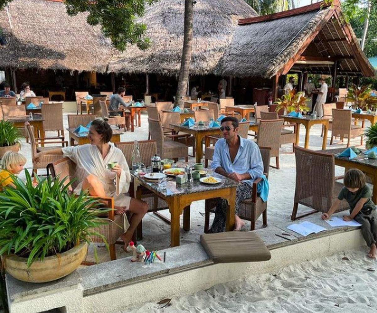 Adela Popescu, alături de cei doi băeieței și de soțul ei, în vacanța din Maldive