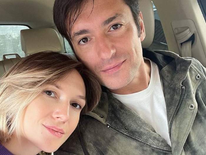 Adela Popescu și Radu Vâlcan în mașină. Cei doi își fac un selfie. Ea ține capul pe pieptul lui, iar el poartă un tricou alb și geacă gri.