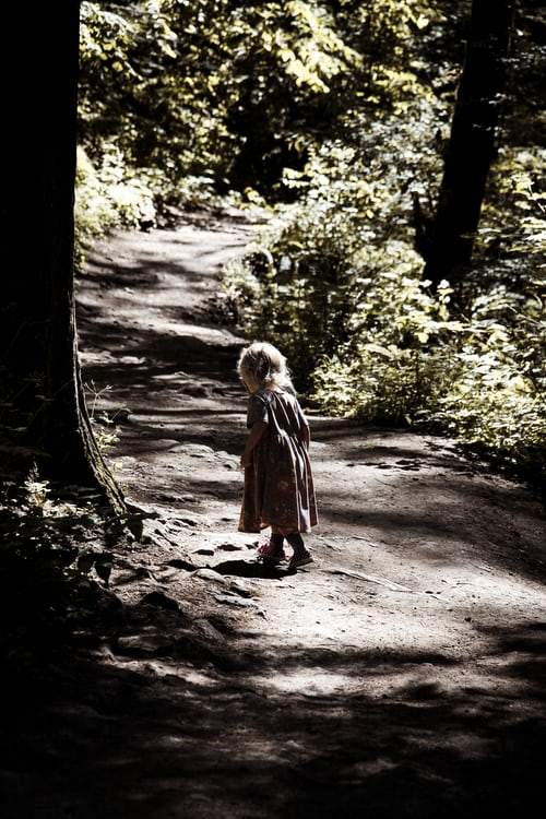 fetiță prin pădure