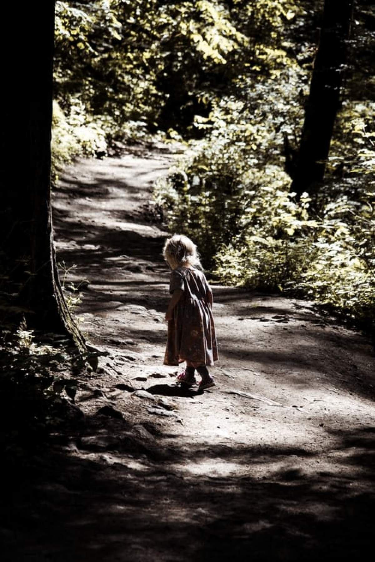 fetiță prin pădure